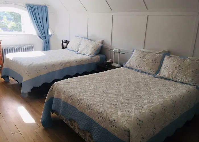 Le Petit Chateau Montebello B&B