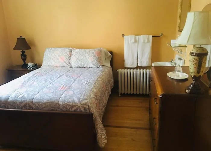 Le Petit Chateau Montebello B&B