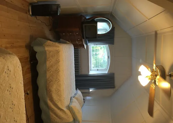 Le Petit Chateau Montebello B&B