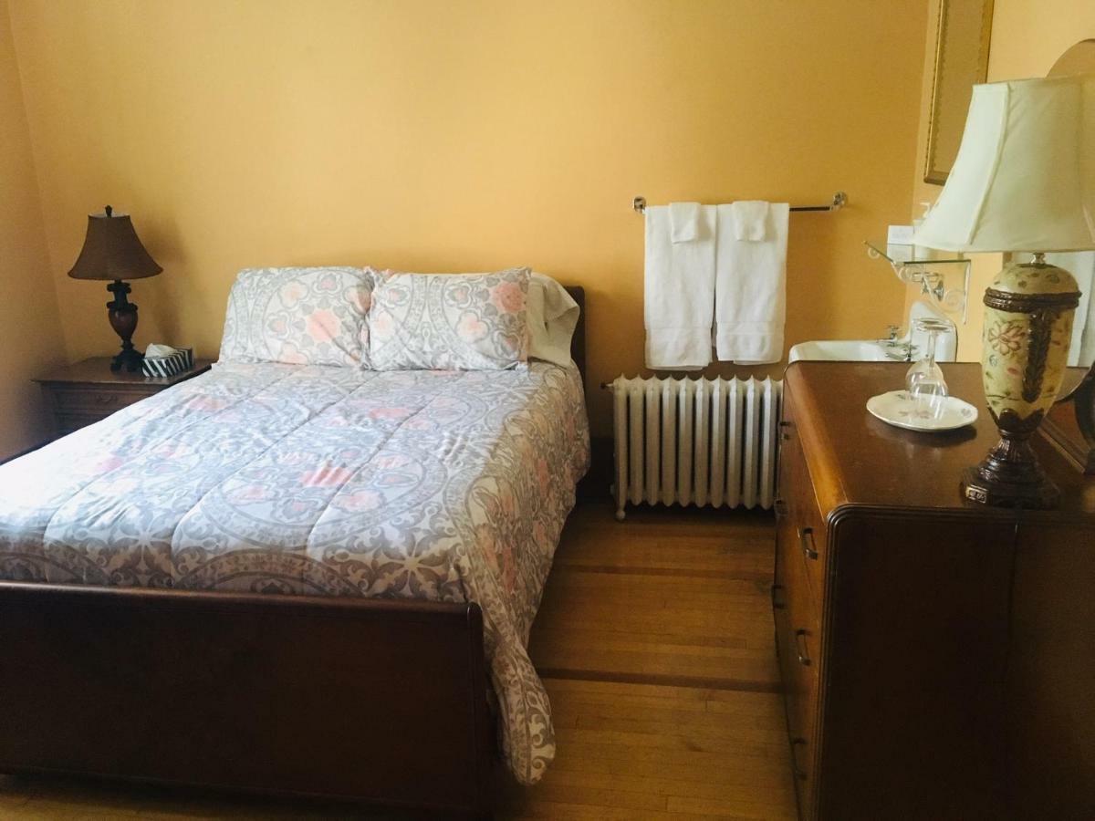 Le Petit Chateau Inn Montebello